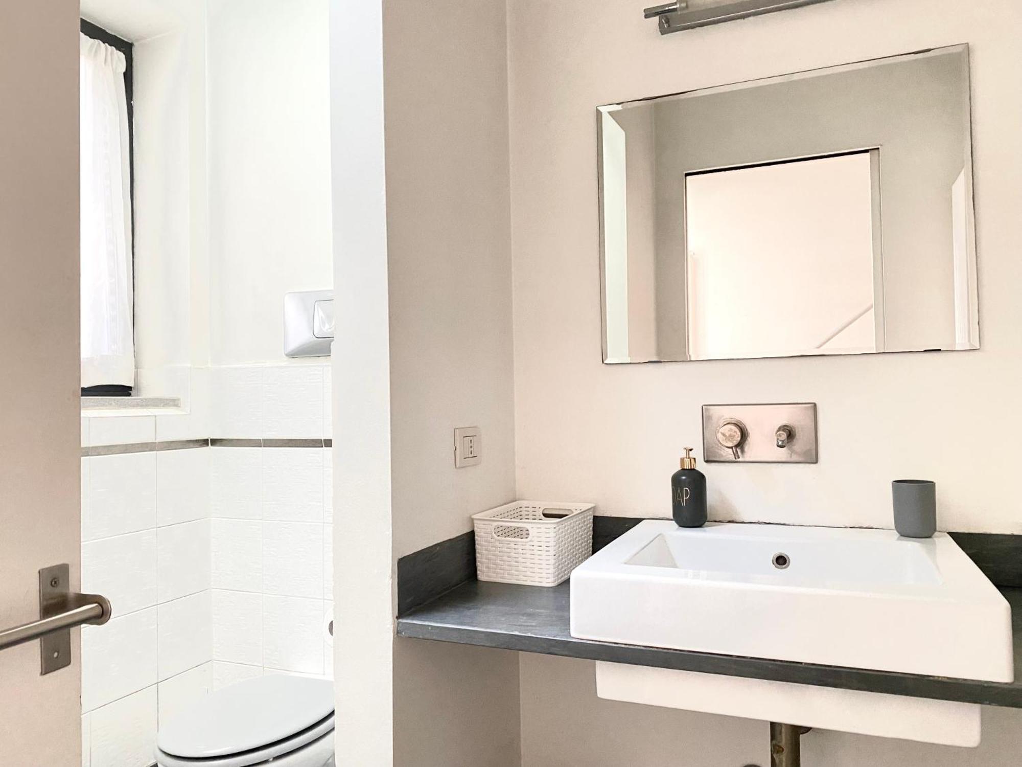 Sant Ambrogio Courtyard Room In Shared Flat Milaan Buitenkant foto